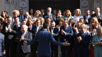 El presidente en funciones de la Junta, Juan Manuel Moreno, saluda a los diputados del PP, antes de la sesión de constitución del Parlamento andaluz.
