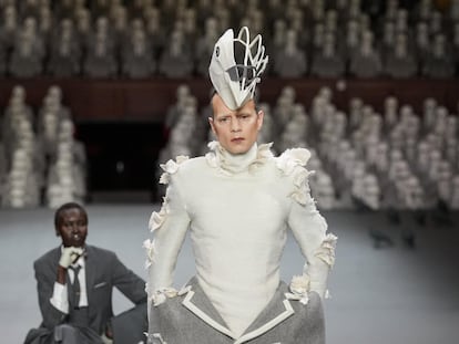 Thom Browne debuta en la alta costura con un homenaje al surrealismo