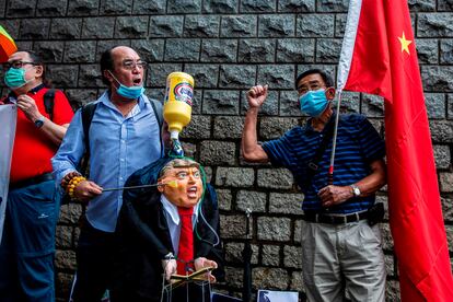 Manifestantes prochinos muestran una efigie de Trump frente al Consulado de EE UU en Hong Kong.