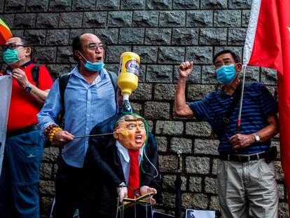Manifestantes prochinos muestran una efigie de Trump frente al Consulado de EE UU en Hong Kong.