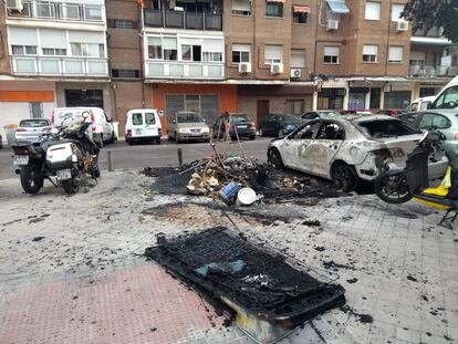 Un contenedor y un coche quemados en la madrugada del primero de julio. 