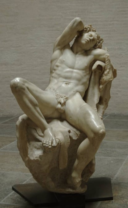 <strong>¿Pero qué hace este hombre desnudo?</strong> El descubrimiento de esta estatua en el siglo XVII, durante el pontificado de Urbano VIII en Roma, causó sensación. La pose impúdica se debe a la naturaleza de los faunos o sátiros, criaturas mitológicas amantes del vino, la holganza y los placeres. </p> <strong>¿Por qué es tan bueno?</strong> “Es para mí la quintaesencia de la sensualidad masculina, mostrando su sexo abiertamente y sin pudor. El fauno está dormido y su actitud sugiere que el suyo es el sueño que sucede al éxtasis. Pero el éxtasis es difícil de distinguir en las representaciones de modelos masculinos. Se oculta, muchas veces, bajo las formas del dolor —de Prometeo a San Sebastián—, del martirio sacro o profano, y paradójicamente resulta más evidente en obras de corte religioso”, explica la especialista Carmen González Castro. </p>