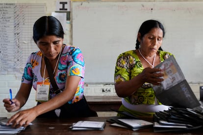 Funcionarias electorales cuentan los votos en Bolivia, el 17 de agosto de 2025.

