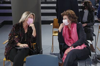 La vicepresidenta de Gilead, María Río, y la presidenta de HP y del jurado de los Premios a la Innovación Cinco Días, Helena Herrero, durante la gala de entrega de los mismos.