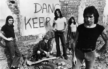 Imagen promocional de los integrantes, de izquierda a derecha, Phillip Rudd, Angus Young, Mark Evans, Malcolm Young y Bon Scott, en 1977.