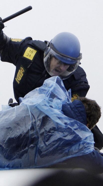 Un policía reduce a un manifestante junto a la sede de la Cumbre del Clima en Copenhague.