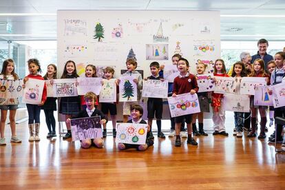 Ganadores del primer concurso escolar de dibujo convocado por el Ayuntamiento para el diseño de iluminación navideña, durante la entrega de premios el 10 de junio.