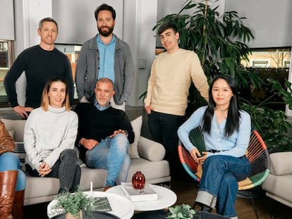 Eduardo Martínez, CEO y cofundador de Toqio, junto a parte del equipo de la compañía.