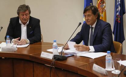 Juan Luis Larrea, izquierda, y Jos&eacute; Ram&oacute;n Lete durante la reuni&oacute;n mantenida en el CSD con los presidentes de las territorales.