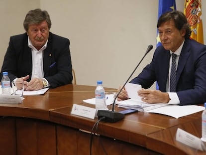 Juan Luis Larrea, izquierda, y Jos&eacute; Ram&oacute;n Lete durante la reuni&oacute;n mantenida en el CSD con los presidentes de las territorales.