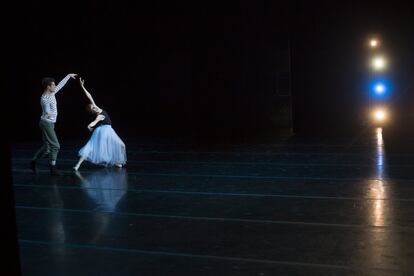 Dos bailarines sobre el escenario del Real. Este verano el CND representaba cuatro coreografías: In the Night, Anhelos y tormentos, Suite Nº 2, Romance y Raymonda Divertimento. Todo ello bajo la dirección artística de José Carlos Martínez.