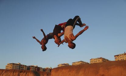 Exibição de 'parkour' no acampamento de refugiados de Shati em Gaza. 27 de abril de 2014. O 'parkour' é uma atividade que consiste em deslocar por qualquer meio usando as habilidades do próprio corpo.