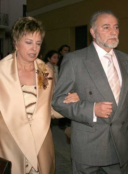 María Agustina Martín Caño y Julio Anguita, tras la ceremonia.