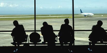 Viajeros en un aeropuerto.