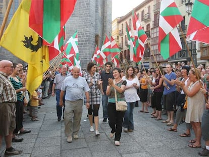 Homenaje de radicales <i>abertzales</i> de Mondragón a la alcaldesa, Inocencia Galparsoro