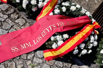 Una corona de flores de los Reyes de España en el lugar conmemorativo de Mauthausen, este domingo.