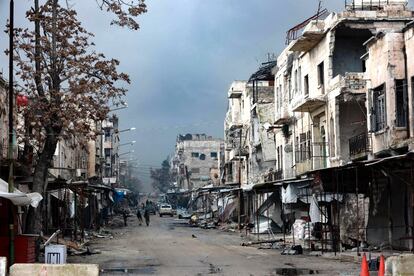 Una calle de la ciudad de Maaret al-Numan (Siria), con los edificios dañados por los ataques aéreos.