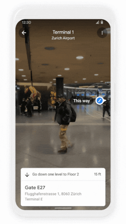 Ejemplo de cómo se visualizan en el móvil las indicaciones en trayectos por dentro de edificios, en el Aeropuerto Internacional de Zúrich. La realidad aumentada permite integrar balizas en el entorno que enfocamos.