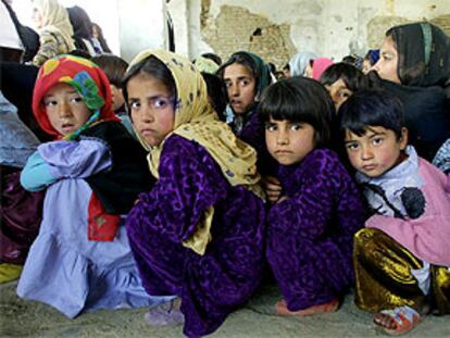 Niñas afganas, en su primer día de colegio tras la caída del régimen talibán.