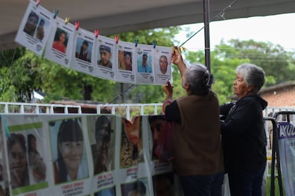 Madres buscadoras en la jornada de búsqueda en el panteón de Jojutla, el 19 de junio.