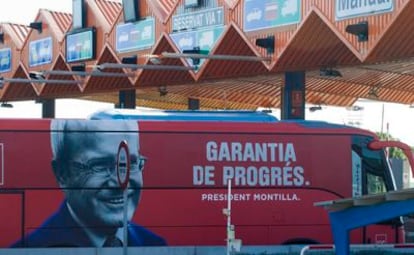 El presidente de la Generalitat, José Montilla, de campaña electoral en el peaje de la C 32 en Premia de Dalt.