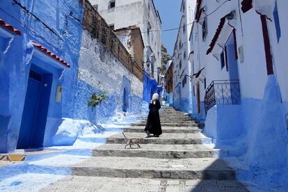 Una mujer marroquí camina por una calle de Chefchouen.