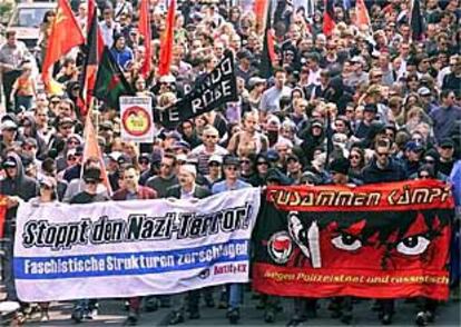 Manifestación antifascista en Düsseldorf, tras un atentado racista contra 10 inmigrantes, en agosto de 2000.