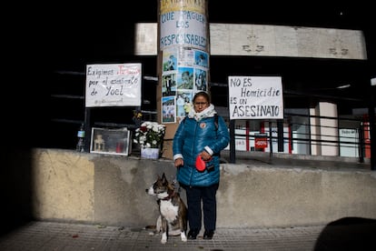 Maritza Gmez, madre de Yoel Quispe, en el memorial instalado por familiares y amigos en la calle de A Coru?a donde recibi la pu?alada mortal.