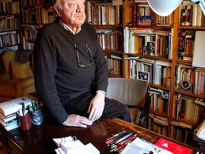 Antonio Martínez Sarrión fotografiado en 2010 en su casa de Madrid.