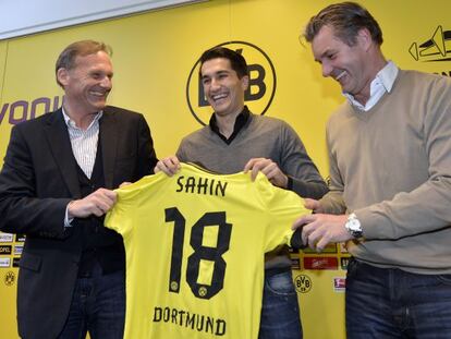 Hans Joachim Watzke, presidente del Burussia Dortmund, junto al director deportivo Michael Zorc y a Nuri Sahin en el momento de su presentación