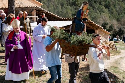 El obispo de Solsona, Francesc Conesa, y la virgen dels Torrents en Espunyola, este domingo.