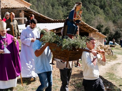 El obispo de Solsona, Francesc Conesa, y la virgen dels Torrents en Espunyola, este domingo.