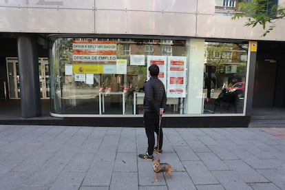 Un hombre pasa con su perro frente a una oficina de empleo en la capital dos días después de que se conociese por datos de la Encuesta de Población Activa (EPA) que el paro subió en 121.000 personas en el primer trimestre del año, lo que supone un 3,8% más que en el trimestre anterior, y la ocupación disminuyó en 285.600 puestos de trabajo (-1,4%), acusando así parte del impacto de la crisis sanitaria y de la declaración del estado de alarma a partir de mediados de marzo.