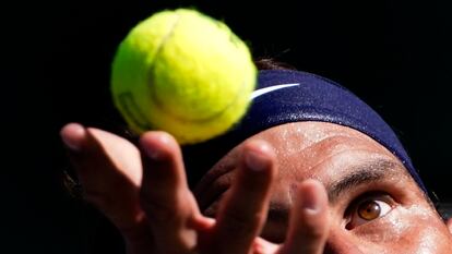 Nadal sirve durante el partido contra Evans, este lunes en Indian Wells.