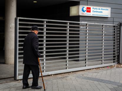 Un hombre pasa por delante de un centro de salud en Madrid.