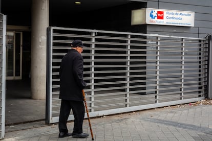 Un hombre pasa por delante del Punto de Atención Continuada de Paseo Imperial, en el distrito de Arganzuela de la ciudad de Madrid.