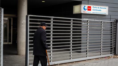 Un hombre pasa por delante del Punto de Atención Continuada de Paseo Imperial, en el distrito de Arganzuela de la ciudad de Madrid.