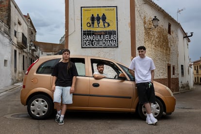 El trío posa, el 19 de junio, en una de las calles de Casas de Don Pedro, en el coche que sale en la portada (igual a la que luce detrás de ellos) de su primer disco, 'Revolá'.