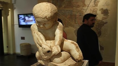 Escultura del niño con liebre en el Museo de Cabra.