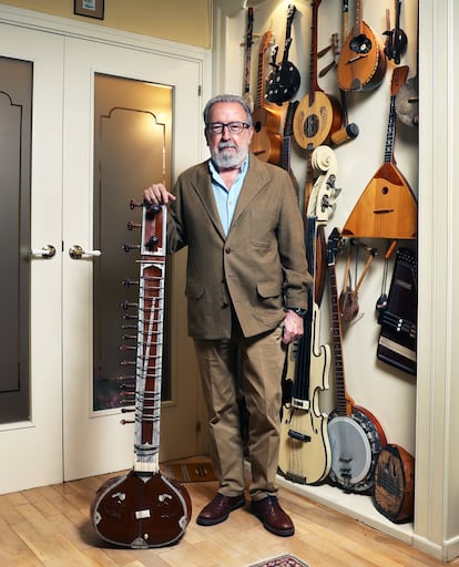 Jose Ramón Pardo en su casa en Madrid rodeado de instrumentos.
