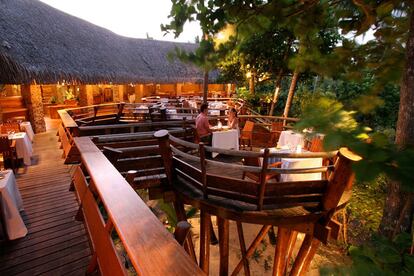 El hotel Le Taha'a se encuentra en un islote precioso, a cinco minutos en barco de la isla de Taha´a, famosa por sus exuberantes plantaciones de vainilla. Por ello el restaurante principal del resort, entre las copas de los árboles, se llama Le Vanille.