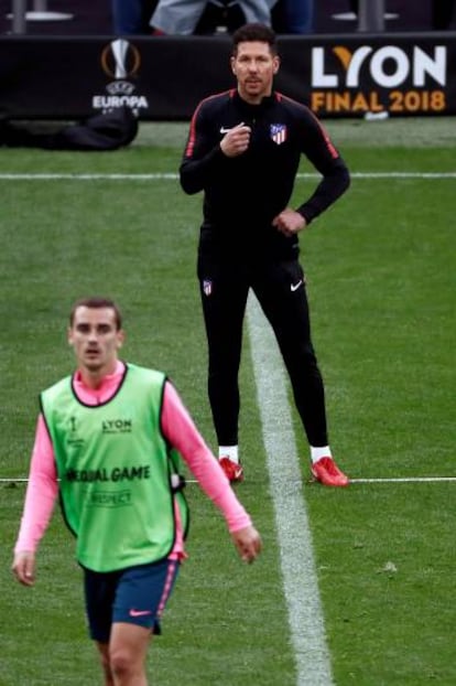 Simeone observa a Griezmann durante el entrenamiento.