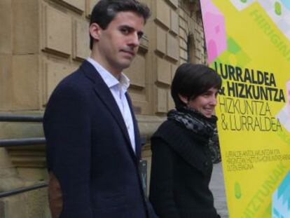 Organizadores de &#039;Territorio y lengua&#039; posan con el cartel de las jornadas en San Sebasti&aacute;n.  