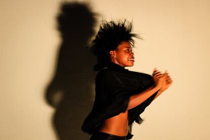 Los Robert Ssempijja y Daphne Tumwebaze bailan para el proyecto 'Shadowed' de Esther Mbabazi. 