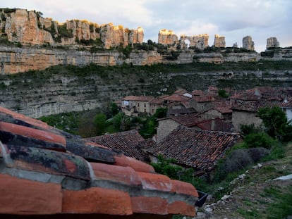 Orbaneja del Castillo y la Peña de la Ventana en el desfiladero del Ebro, en el geoparque Las Loras (Castilla y León).