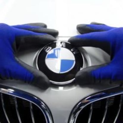 Enseña de BMW sobre un modelo de la marca.