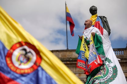  A raíz del ataque, las autoridades han dispuesto sus capacidades para garantizar la seguridad del senador Uribe, de su familia, y también del sicario que atentó contra su vida. 