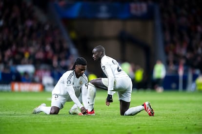 Eduardo Camavinga, del Real Madrid, ayuda a su compañero Ferland Mendy a atarse los cordones de las botas.