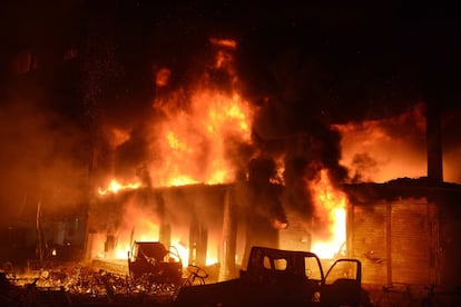 Segundo o Corpo de Bombeiros, 37 unidades de 31 estações participaram do combate ao incêndio, já controlado. Na imagem, um dos edifícios atingidos.