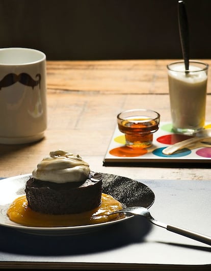 <p><b>La repostería.</b> Los bizcochos preparados en olla a presión quedan mucho más jugosos que los que se elaboran en el horno, además del ahorro energético que conlleva. Doblando las cantidades y usando un molde de tamaño adecuado se puede preparar un bizcocho de tamaño normal.</p> <p><em>Ingredientes: 90 gramos de aceite de oliva, 100 gramos de azúcar integral, un yogur, un huevo, 50 gramos de harina, un pellizco de sal, 25 gramos de cacao puro en polvo, mantequilla, ¼ de cucharilla de bicarbonato sódico, un mango maduro sin fibra, 200 gramos de queso quark, una vaina de vainilla, miel o sirope de arce.</em> <p><em>Preparación:</em> 1. Batir el aceite con el azúcar y el yogur. Añadir el huevo poco batido. 2. Juntar la harina, la sal, los impulsores y el cacao en un bol, y añadir la mezcla anterior. 3. Poner la masa en cuatro moldes untados en mantequilla y cubrirlos con papel de aluminio. 4. Llenar la olla con tres centímetros de agua, poner la vaporera y los ramequines y, a partir de que la olla silbe, cocer 45 minutos con el fuego bajo. 5. Despresurizar y sacar. Pelar el mango y triturarlo hasta conseguir un puré fino. Mezclar el quark con las semillas de la vainilla. 6. Cuando los pasteles se hayan enfriado, desmoldar y poner sobre una base de puré de mango. Terminar con un par de cucharadas del quark, sirope de arce o miel.</p>